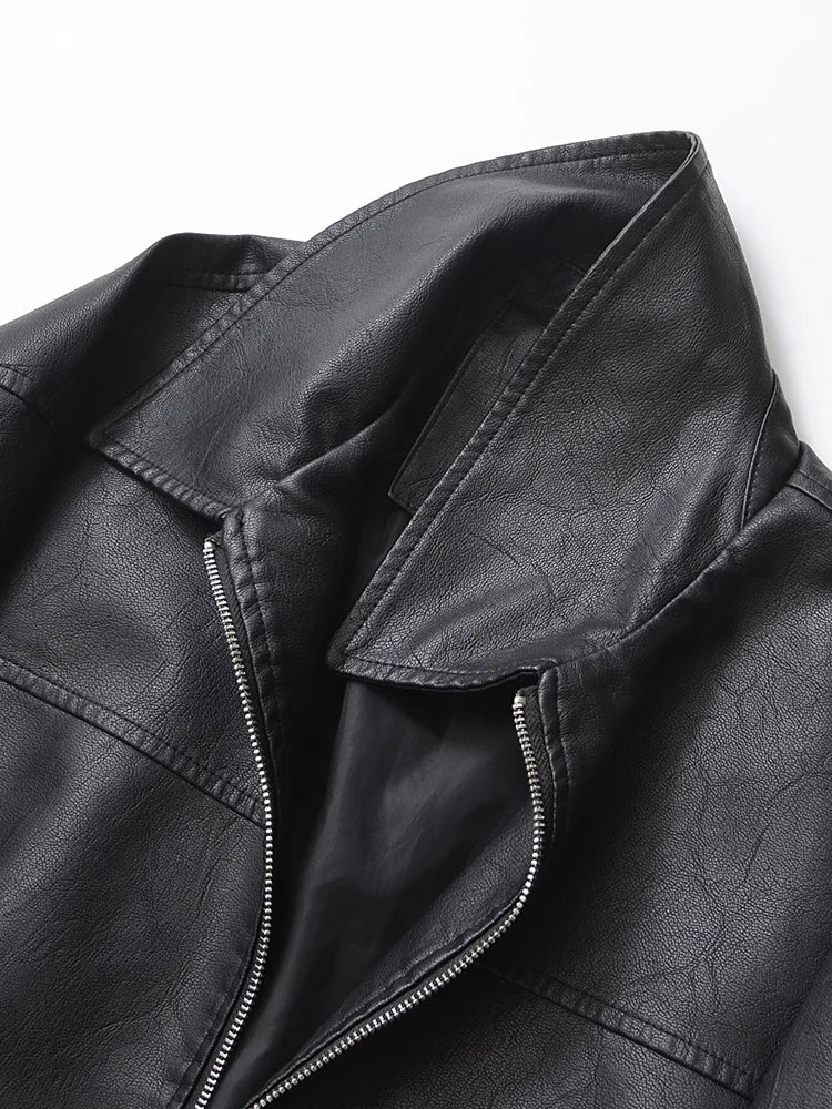 Casaco Feminino Curto em Faux Leather com Toque Vintage