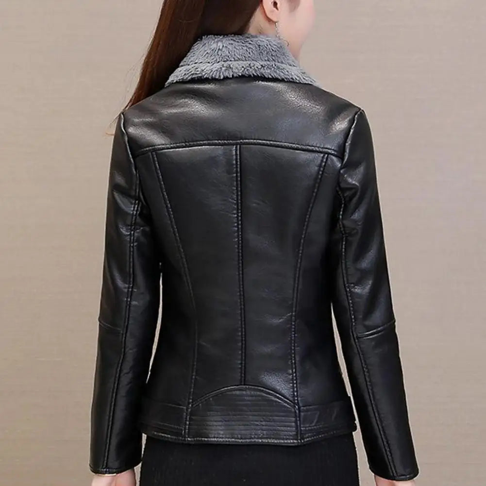 Jaqueta Feminina em Faux Leather com Detalhes em Pelúcia