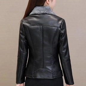 Jaqueta Feminina em Faux Leather com Detalhes em Pelúcia