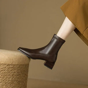 Bota de Couro Bico Quadrado com Saltinho York