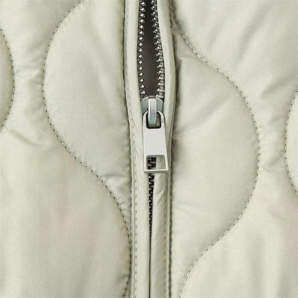 Casaco Feminino Leve de Algodão com Decoração de Bolsos - Modelo Oversized