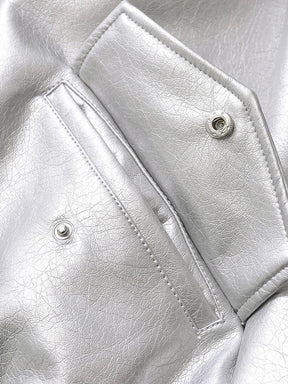 Casaco Feminino Curto em Faux Leather com Toque Vintage