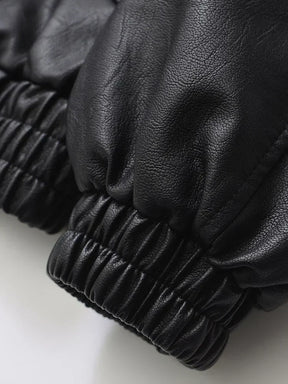Casaco Feminino Curto em Faux Leather com Toque Vintage