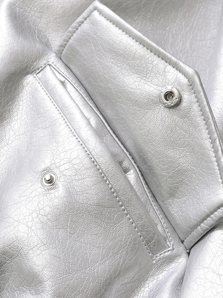 Casaco Feminino Curto em Faux Leather com Toque Vintage